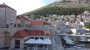 Dubrovnik 'in eski limanı teknelerle dolu. Porporela - Dubrovnik Eski Limanı 'nda iskele ve dalgakıran. Dubrovnik, Akdeniz, Hırvatistan.