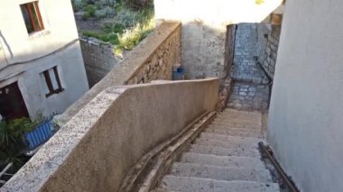 Hırvatistan 'ın Dubrovnik kentinde, Adriyatik Denizi' nin Dalmaçya kıyısındaki antik ve savunmacı şehir duvarında yürüyün.