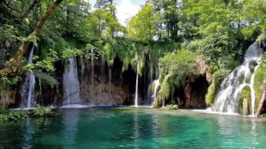 Hırvatistan 'ın Plitvice Gölleri Ulusal Parkı' nda turkuaz suyla şelalenin görkemli manzarası. Avrupa. Hırvatistan 'ın en eski ve en büyük ulusal parklarından biri. UNESCO Dünya Mirası