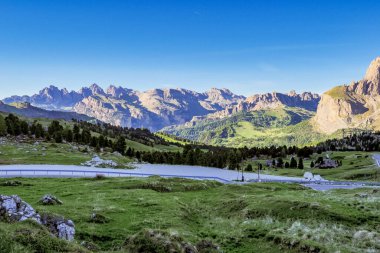 Dolomites, Trentino Alto Adige, Canazei 'deki görkemli Alpler Panoraması. İtalya.