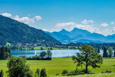 Avusturya, Tirol 'deki Wilder ve Zahmer Kaiser' de Koessen yakınlarındaki Walchsee Gölü..