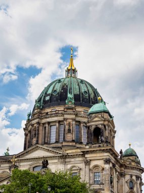 Berlin Katedrali, Berliner Dom Berlin 'deki Spree Nehri' nden görüldü.