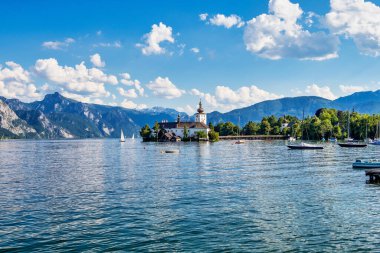 Avusturya, Salzkammergut 'taki Traunsee Gölü ve Ort Gmunden Foudend' daki bir Avusturya şatosu olan Ort Gölü 'nün ortasında 1080 yılı civarında yer alır.