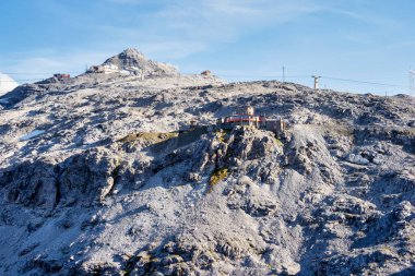 İtalya, Stelvio Ulusal Parkı. Ortler Alpleri 'ndeki Stelvio Geçidi' ne giden ünlü yol. Alp manzarası.