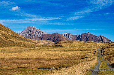 Fransa 'nın Auvergne-Rhone-Alpes bölgesindeki Savoie' de Montvalezan yakınlarındaki Fransız Alplerinin Alp manzarası