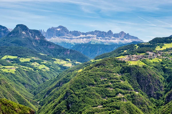 Güney Tyrol Daki Dağların Güzel Manzarası Karışık Çam Yaprak Döken — Stok fotoğraf