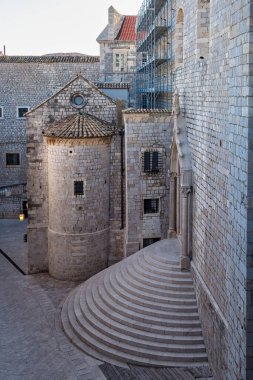 Binanın dışı ve Dubrovnik Hırvatistan 'daki Dominik Manastırı' na giden ikonik adımlar, Ploce Kapısı 'ndan kentin duvarlarına girerken turistleri karşılayan ilk manzaralardan biri..