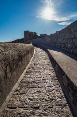 Hırvatistan 'ın Dubrovnik kentinde, Adriyatik Denizi' nin Dalmaçya kıyısındaki antik ve savunmacı şehir duvarında yürüyün.