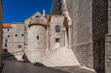 Binanın dışı ve Dubrovnik Hırvatistan 'daki Dominik Manastırı' na giden ikonik adımlar, Ploce Kapısı 'ndan kentin duvarlarına girerken turistleri karşılayan ilk manzaralardan biri..