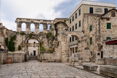 Hırvatistan 'ın Split kentindeki Diocletian Sarayı' nın doğu girişinde gümüş kapı var.