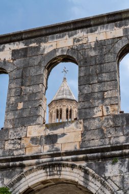 Hırvatistan 'ın Split kentindeki Diocletian Sarayı' nın doğu girişinde gümüş kapı var.