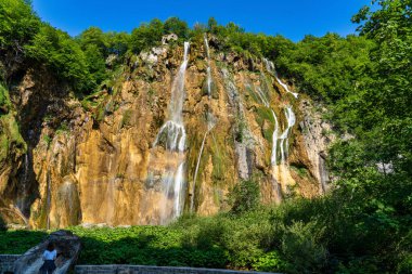 Hırvatistan 'ın Plitvice Gölleri Ulusal Parkı' nda turkuaz suyla şelalenin görkemli manzarası. Avrupa. Hırvatistan 'ın en eski ve en büyük ulusal parklarından biri. UNESCO Dünya Mirası