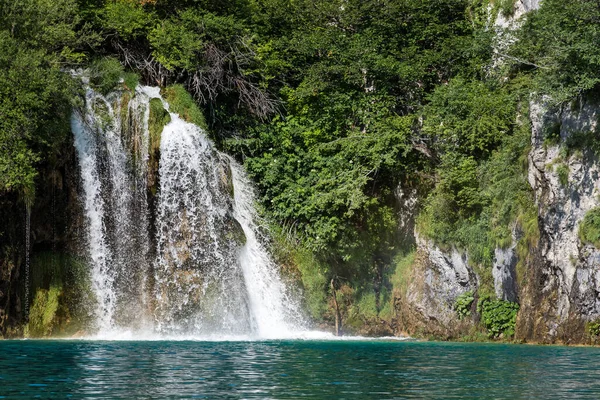 Величний Вигляд Водоспад Бірюзовою Водою Національному Парку Плітвіцькі Озера Хорватія — стокове фото