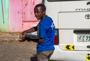 Gondar, Etiyopya - Şubat 06, 2020: Etiyopya halkı Gondar, Etiyopya 'daki Debre Berhan Selassie Kilisesi' nde.