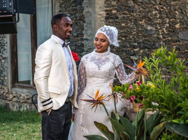 Gondar, Etiyopya - Şubat 06, 2020: Gelin çifti, Gondar, Etiyopya 'da Etiyopya' da bir kale-şehir kalıntısı olan Fasil Ghebbi 'de çekilen bir portre için poz veriyor.