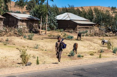 Gondar, Etiyopya - 07 Şubat 2020: Gondar 'dan Simien dağlarına giden yolda Etiyopya halkı, Kuzey Etiyopya, Afrika.
