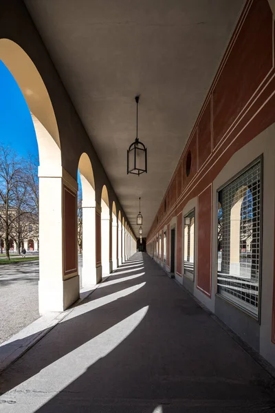 Arcade Corridors Paseo Marítimo Con Columnas Que Rodean Parque Hofgarten — Foto de Stock