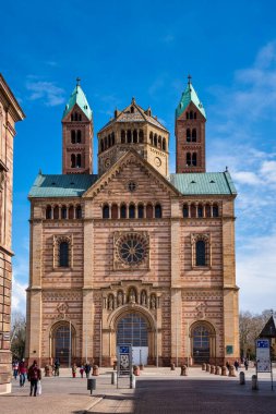 Speyer, Almanya - 14 Mar 2020: Speyer, Almanya 'daki Katedral. Resmi olarak Hüküm ve Aziz Stephen 'ın İmparatorluk Katedrali Bazilikası ya da Almanca' da kısaca Dom zu Speyer.