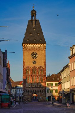 Speyer, Almanya - 15 Mar 2020: The Old Gate Altpoertel in Speyer, Almanya ortaçağ şehir kapısı. Şehrin eski duvarları ve kapılarındaki 68 kuleden biri..