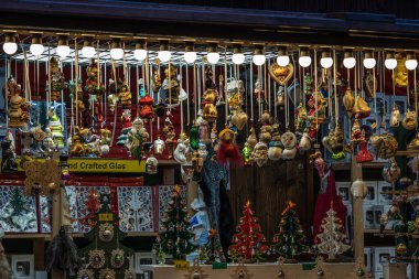 Münih, Almanya - 05 Aralık 2019: Münih 'teki güzel Noel pazarı - Bavyera - Almanya, Avrupa