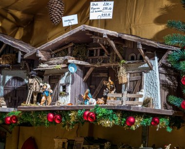 Münih, Almanya - 18 Aralık 2019: Münih 'teki güzel Noel pazarı - Bavyera - Almanya, Avrupa