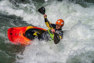 Augsburg, Almanya - 16 Haziran 2019 Whitewater kano sporu, aşırı kano sporu. Augsburg Almanya 'sında Eiskanal' da kano süren bir adam.