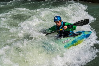 Augsburg, Almanya - 16 Haziran 2019 Whitewater kano sporu, aşırı kano sporu. Augsburg Almanya 'sında Eiskanal' da kano süren bir adam.
