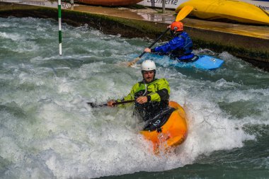 Augsburg, Almanya - 16 Haziran 2019 Whitewater kano sporu, aşırı kano sporu. Augsburg Almanya 'sında Eiskanal' da kano süren bir adam.