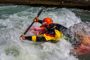 Augsburg, Almanya - 16 Haziran 2019 Whitewater kano sporu, aşırı kano sporu. Augsburg Almanya 'sında Eiskanal' da kano süren bir adam.