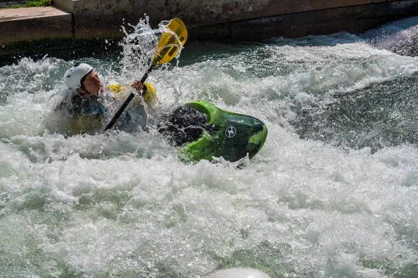 Augsburg Γερμανία Ιουνίου 2019 Whitewater Kayaking Extreme Kayaking Ένας Τύπος — Φωτογραφία Αρχείου