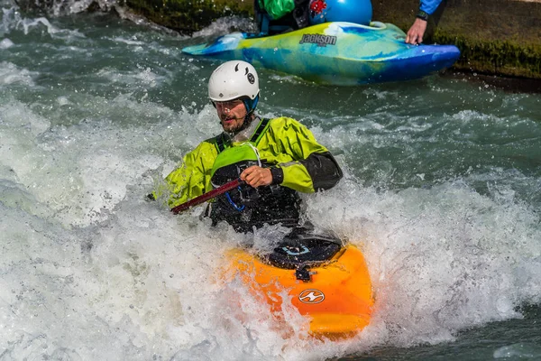 Augsburg Niemcy Czerwca 2019 Kajakarstwo Whitewater Ekstremalne Spływy Kajakowe Facet — Zdjęcie stockowe