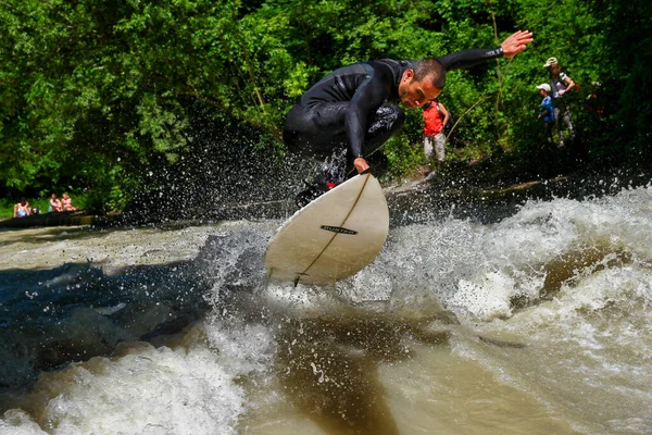 Múnich Alemania Julio 2019 Surfista Río Ciudad Múnich Famoso Por —  Fotos de Stock