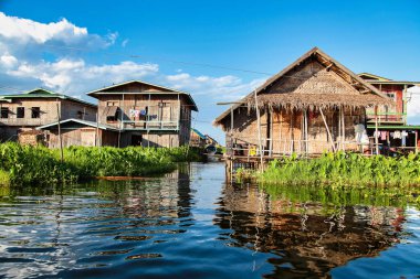 Shan, Myanmar 'daki Inle Gölü' nde tahta yüzen evler, Asya 'daki eski Burma.