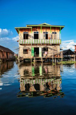 Shan, Myanmar 'daki Inle Gölü' nde tahta yüzen evler, Asya 'daki eski Burma.