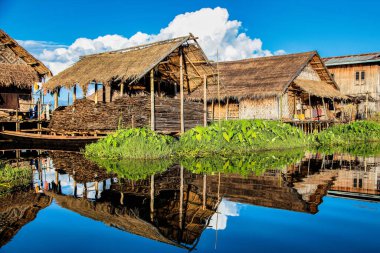 Shan, Myanmar 'daki Inle Gölü' nde tahta yüzen evler, Asya 'daki eski Burma.
