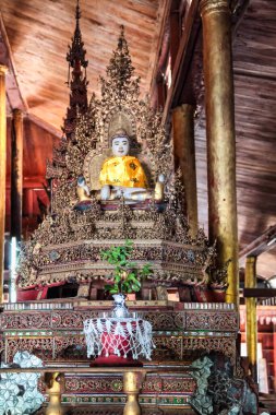 Myanmar 'ın eski Burma' sı Inle Gölü 'ndeki Nga Phe Kyaung Manastırı' nda Buda. Zıplayan Kedi Manastırı olarak da bilinir..