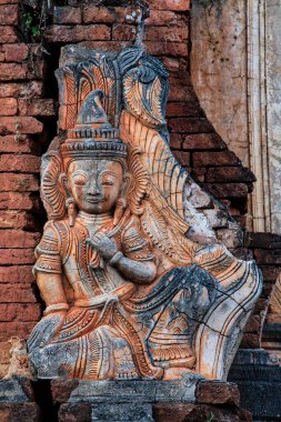 Mavi gökyüzü üzerinde Shwe Indein Pagoda 'nın antik harabeleri. Indein Köyü, Inle Gölü, Shan Eyaleti, Myanmar, Burma