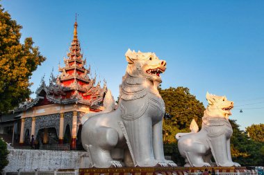 Mandalay tepesinin önündeki iki aslan, Myanmar Asya 'daki eski Burma