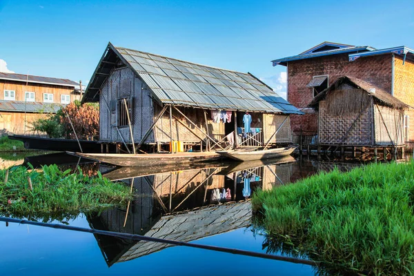 Casas Flutuantes Madeira Inle Lake Shan Myanmar Antiga Birmânia Ásia — Fotografia de Stock