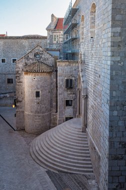 Binanın dışı ve Dubrovnik Hırvatistan 'daki Dominik Manastırı' na giden ikonik adımlar, Ploce Kapısı 'ndan kentin duvarlarına girerken turistleri karşılayan ilk manzaralardan biri..