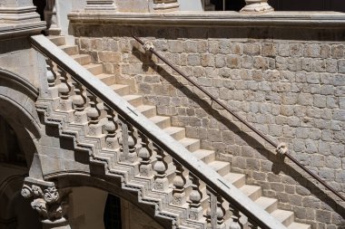 Hırvatistan 'ın Dubrovnik kentindeki Rektörler Sarayı' nda merdiven korkuluğunu tutan taş bir el.