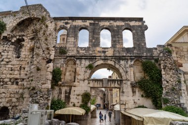 Hırvatistan 'ın Split kentindeki Diocletian Sarayı' nın doğu girişinde gümüş kapı var.