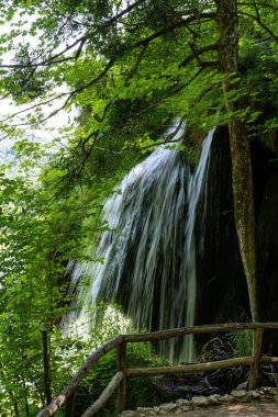 Hırvatistan 'ın Plitvice Gölleri Ulusal Parkı' nda turkuaz suyla şelalenin görkemli manzarası. Avrupa. Hırvatistan 'ın en eski ve en büyük ulusal parklarından biri. UNESCO Dünya Mirası