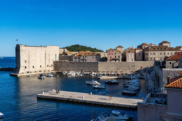 旧市街のドゥブロヴニクの古い港にはボートがたくさんあります Porporela ドゥブロヴニク旧港の桟橋と防波堤 ドゥブロヴニク 地中海 クロアチア — ストック写真