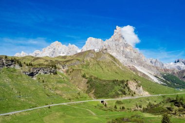 Solgun di San Martino sıradağları manzarası. Passo Rolle, Trentino Alto Adige. İtalyan Dolomitler, İtalya