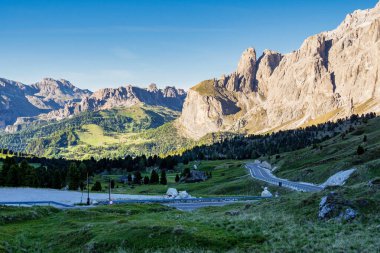 Dolomites, Trentino Alto Adige, Canazei 'deki görkemli Alpler Panoraması. İtalya.