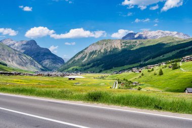 Lombardiya 'nın Sondrio ilçesine bağlı bir İtalyan kasabası olan Livigno' nun yaz manzarası ve İtalya 'nın Alplerdeki ünlü kış ve yaz turistik beldesi..
