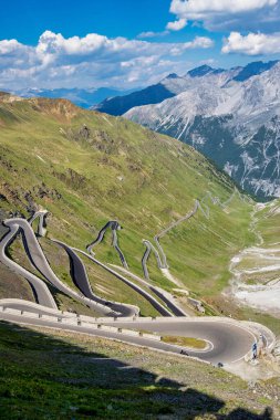 İtalya, Stelvio Ulusal Parkı. Ortler Alpleri 'ndeki Stelvio Geçidi' ne giden ünlü yol. Alp manzarası.