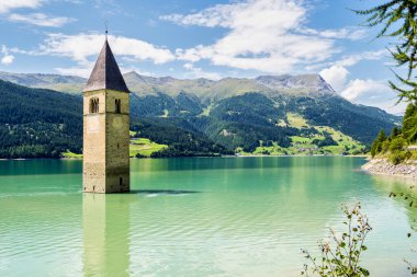 Güney Tyrol, İtalya 'daki Reschen Gölü' ndeki meşhur çan kulesi Lago di Resia. 2. Dünya Savaşı sırasında bir baraj inşa edildi ve köyü sular altına bıraktı, sadece kule hala görünür durumda..
