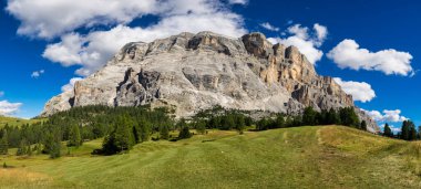 Doğu Dolomitlerdeki Sasso di Santa Croce 'un batılı yüzü Badia vadisine bakan 900 metrelik dikey duvar, Güney Tyrol, İtalya